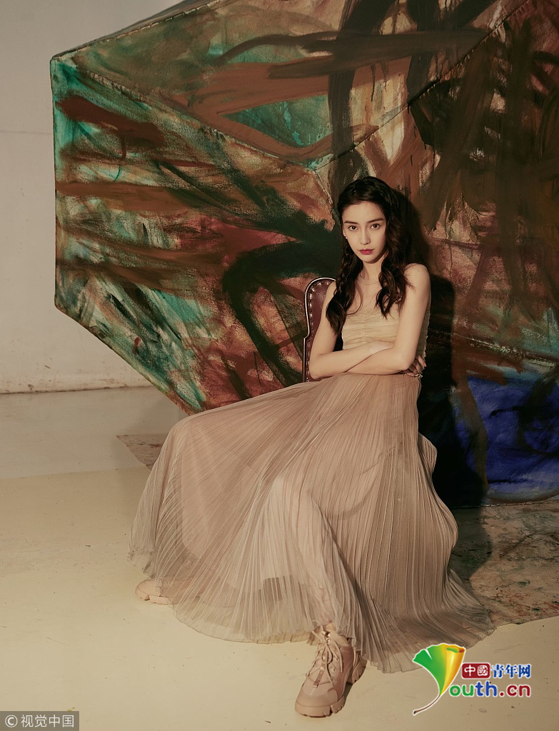 angelababy仙女风裸色纱裙亮相 麻花辫彰显少女感