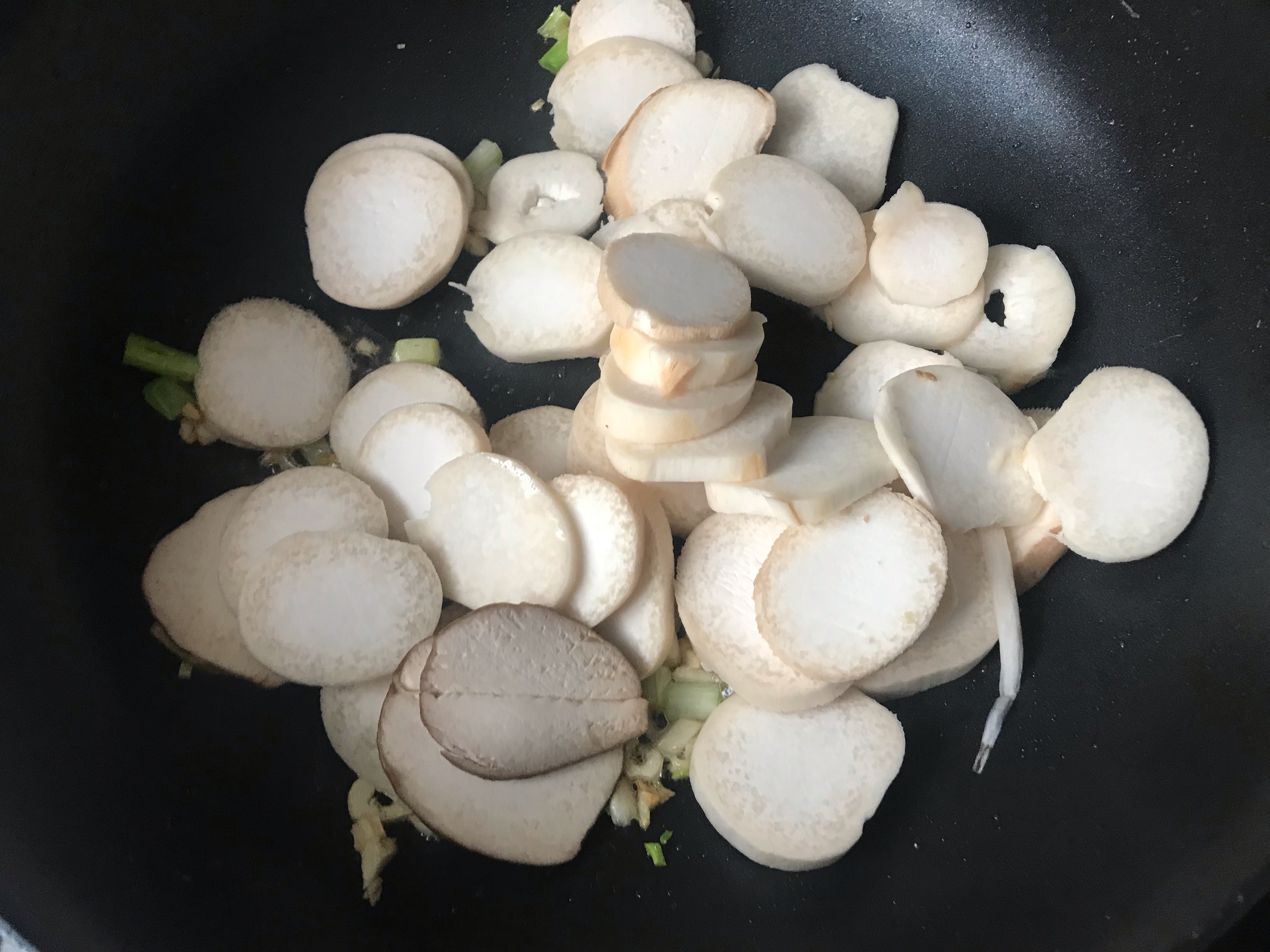 香鲍菇和它是天生一对,简单炒一炒,比肉还美味,经常吃它少感冒