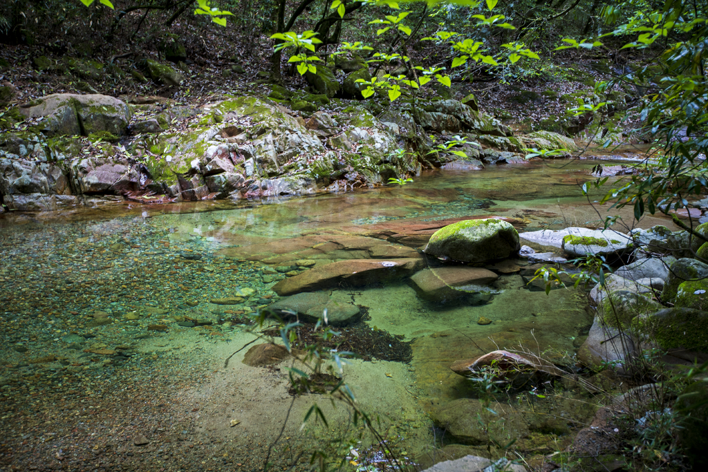 深山沟里干净的河水 转载自百家号作者:小佳摄影