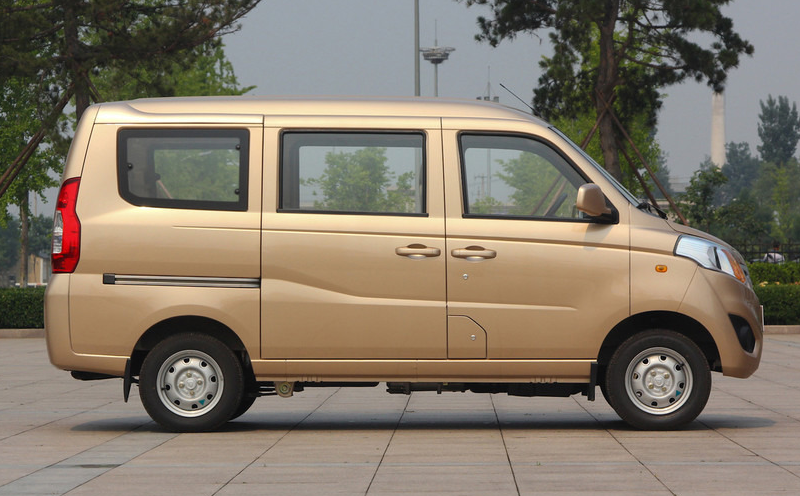 福田伽途v3外观简约大气,整体设计新颖,是年轻人的首选车型