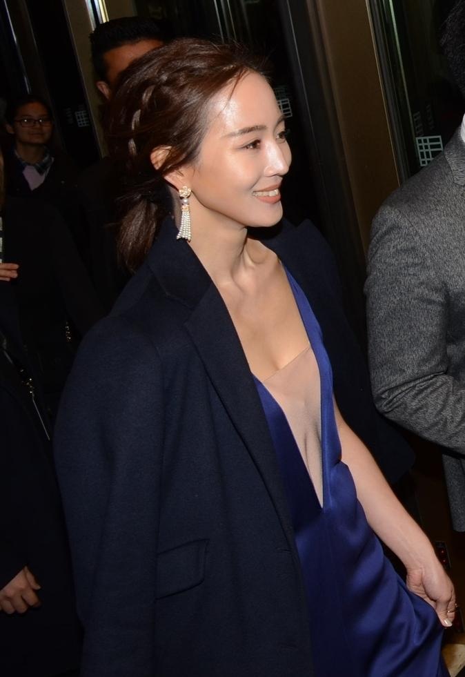 张钧甯披外套深v礼裙性感十足 一路微笑妩媚动人