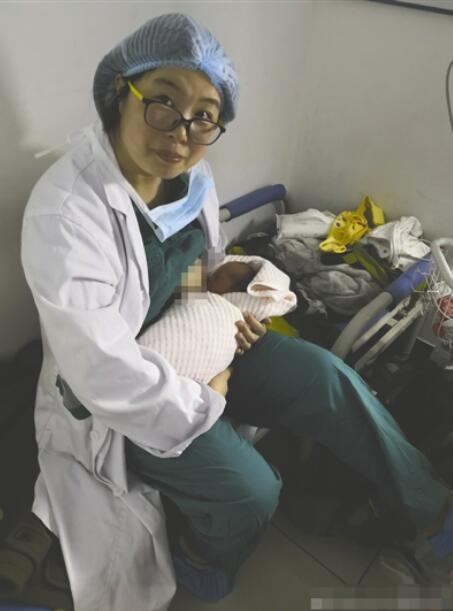 孕妇生产后没有奶水 主刀医生为婴儿哺乳