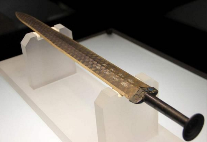 河南三门峡发现西周大墓,出土一把玉柄铁剑,被誉为中华第一剑