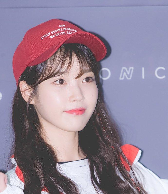 iu一身运动装显少女活力,戴棒球帽,可爱清纯!