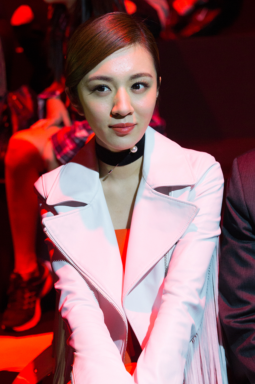 "王晓晨跟胡歌合作过两次,两人在荧幕上也是欢喜冤家