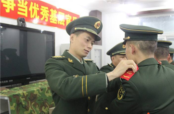 三期士官最后一年,留在部队和选择转业哪个好?老兵:这样做最好