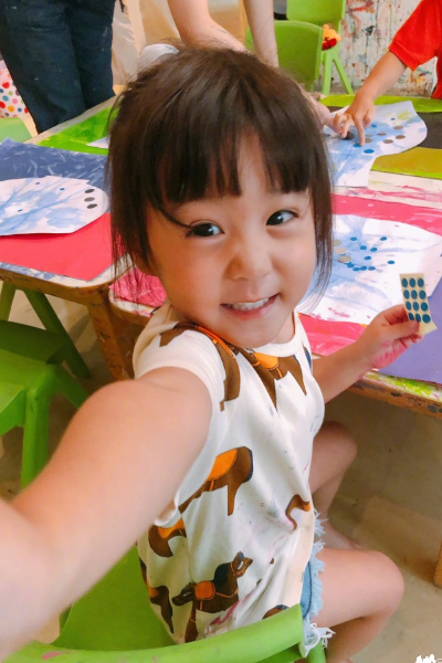 贾静雯二女儿咘咘乖巧可爱,搞笑不已,表情包真多,十足的小戏精