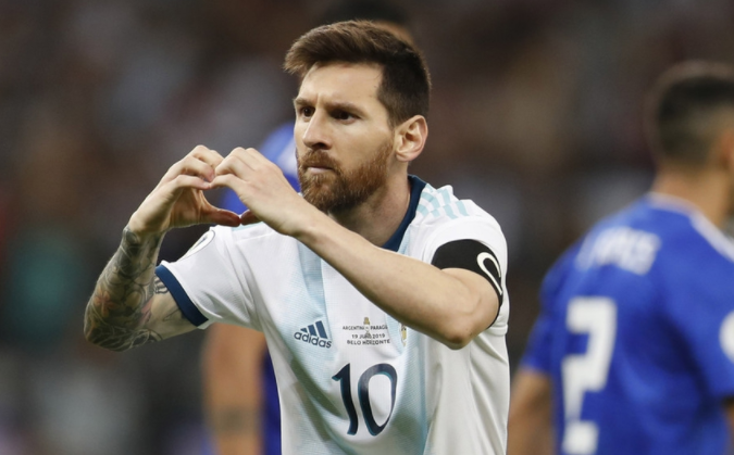 梅西挑战主帅权威!进球后比心支持天使,斯卡洛尼换人后遭群嘲