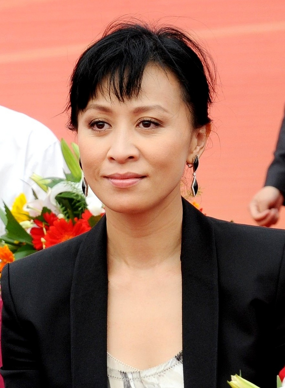 2015年的一天,刘嘉玲在酒店举办了隆重的仪式,收康康为"干儿子",这个