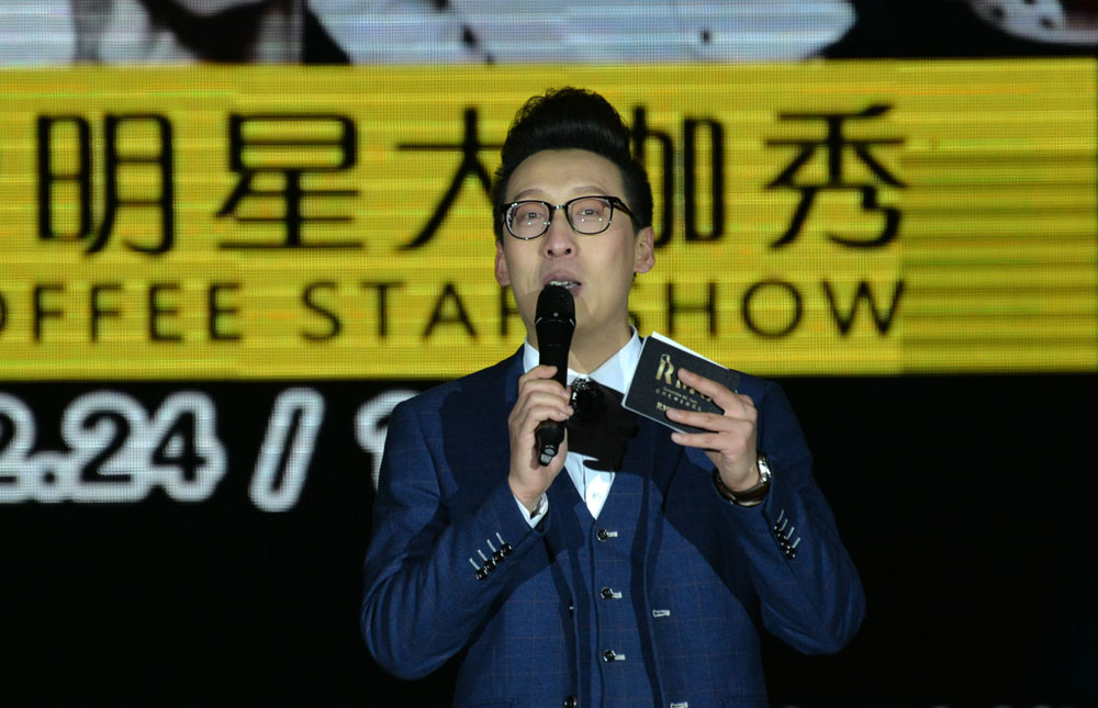 在一场模仿明星大咖秀上,几位长相酷似华少,谢霆锋,周杰伦,韩红