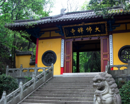 石弥勒像和千佛造像,揭示了人民饱受战争痛苦的精神