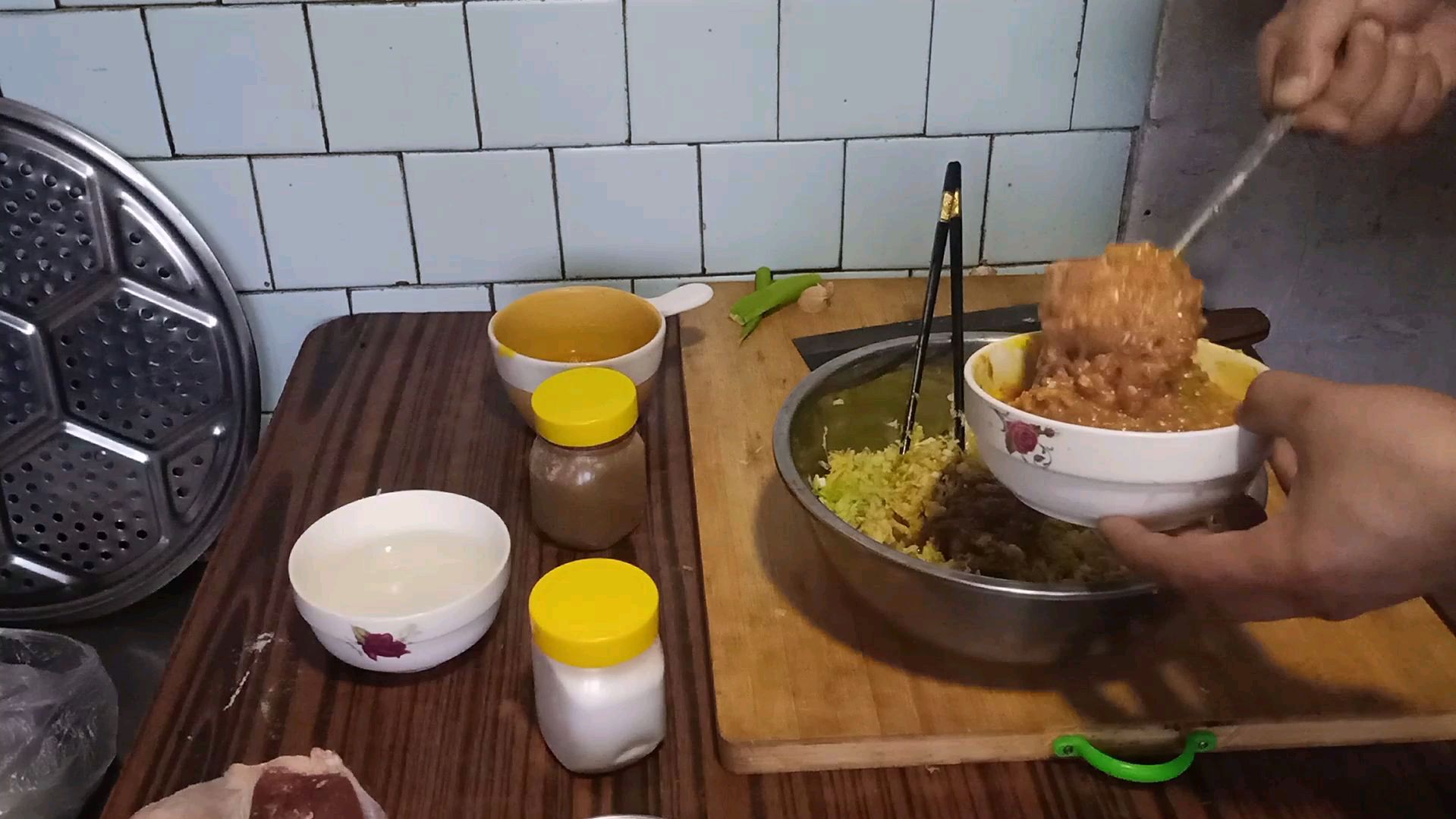 鲜!香!原汁原味!地道的东北农家酸菜猪肉馅饺子,我冬天的最爱