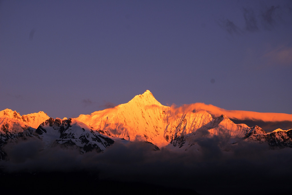 世界最美之山" "藏区八大神山之首":卡瓦格博峰