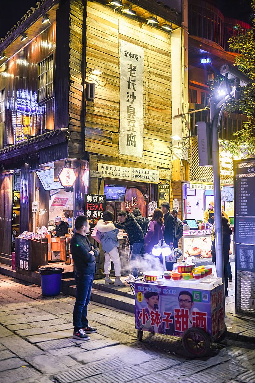 成都夜市小吃街哪里最出名(成都小吃一条街哪里正宗便宜)