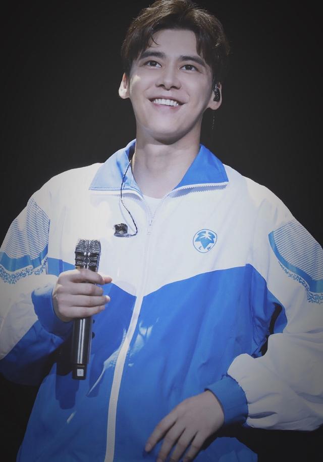 衣品不够颜来凑,全靠颜值撑起衣服的男神女神,你更喜欢谁?