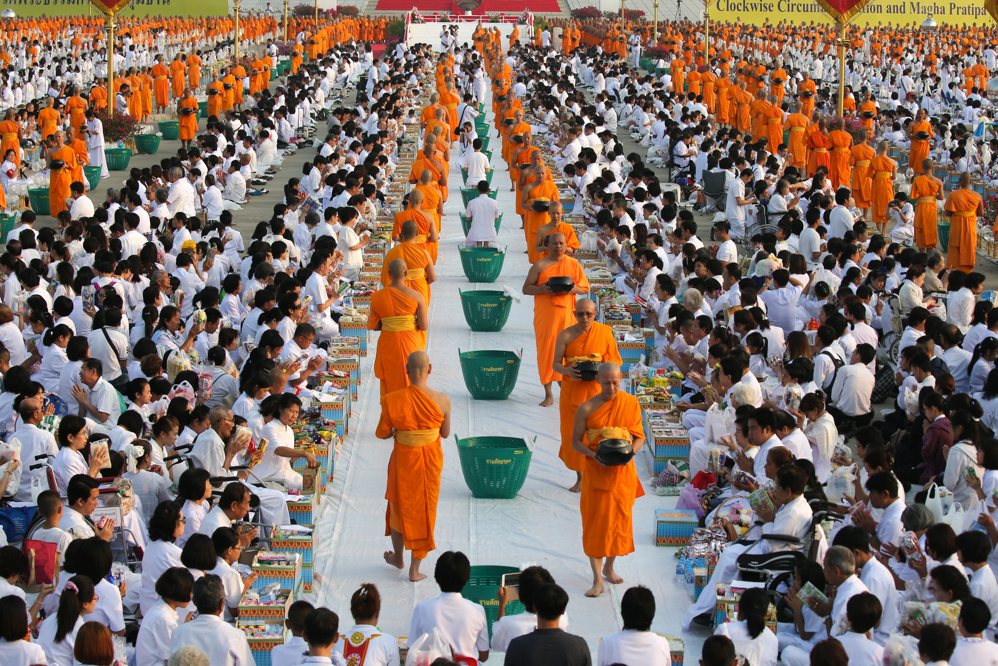 泰国佛教僧侣参加\布施\仪式 场面壮观