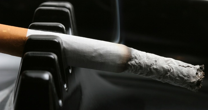 烟末杀虫剂,用十升水浸泡烟末4四百克,两昼夜后滤出烟末,使用时再加水