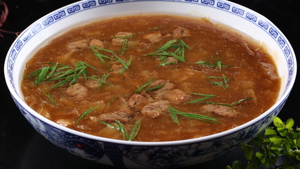 酸辣牛肉汤,汤味不清香?厨娘:按这个方法,牛肉鲜嫩,汤味清香