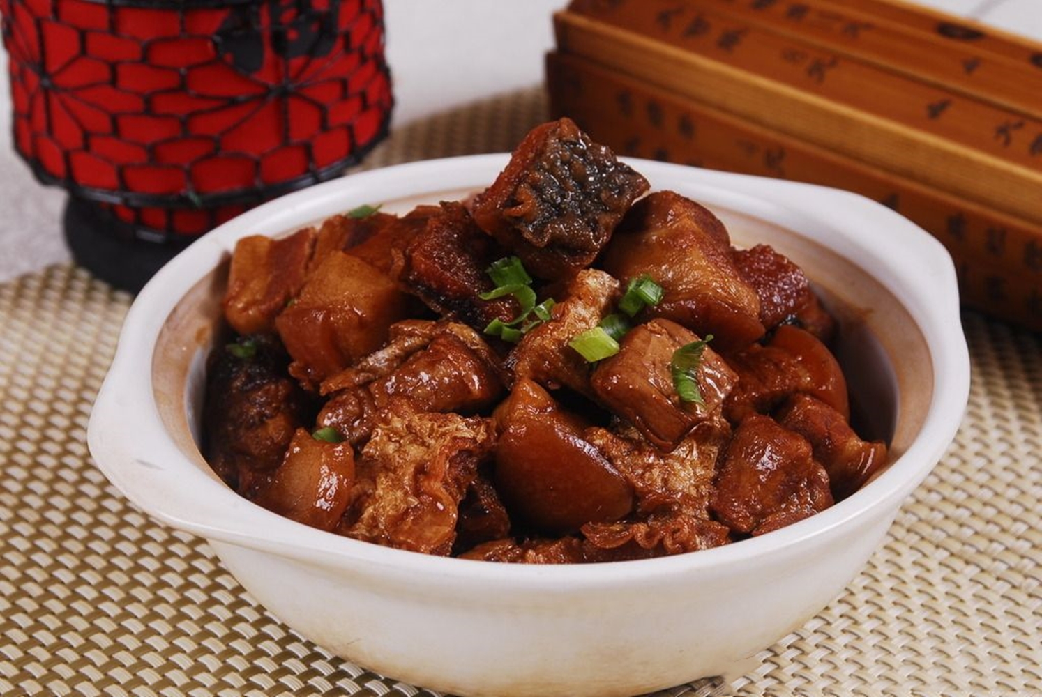 教大家做红烧肉炖豆腐,口感滑嫩入味,味道鲜美不腻,开胃又下饭