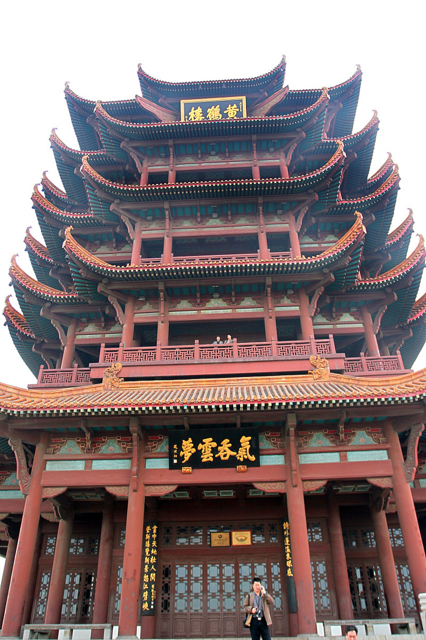 黄鹤楼故址在湖北省武汉市武昌蛇山的黄鹄矶头,相传始建于三国吴晃滗