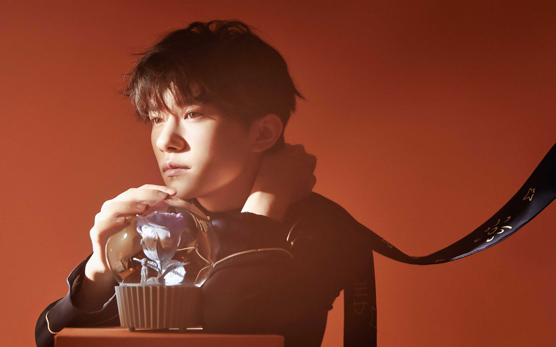 隔着玻璃拍杂志,这应该是易烊千玺拍过最有质感的照片了