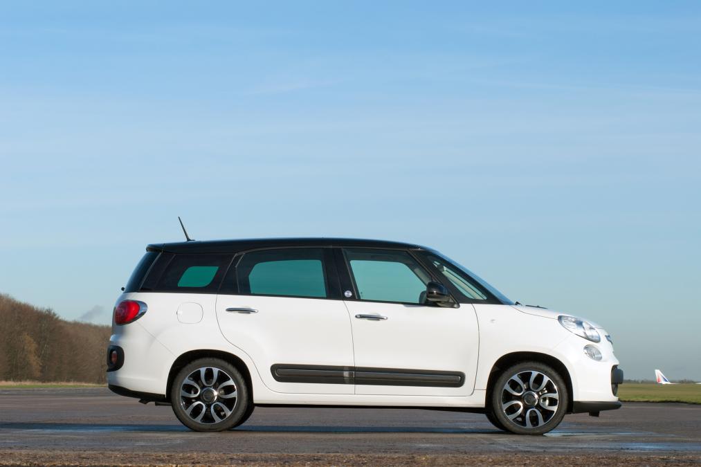 汽车:菲亚特500l旅行车是500l的最大版本,有七个内部空间!