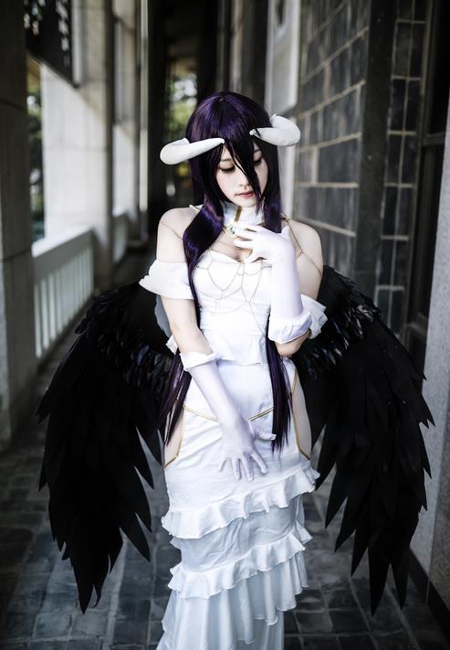 overlord真人版,要说二次元的戏精是谁?当选德国骨科的骨傲天!