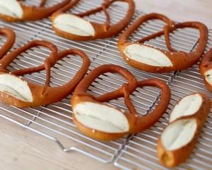 拔草德国碱水面包,平衡人体酸碱度,和啤酒是绝配哦