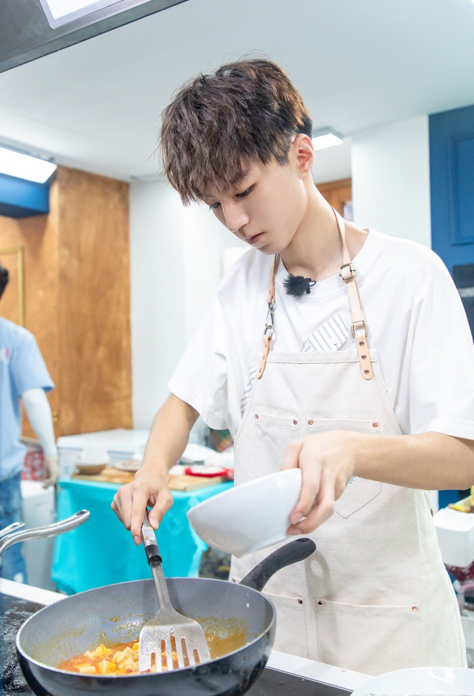 王俊凯穿着白t黑短裤买菜做饭,这样的居家少年凯你喜欢吗?