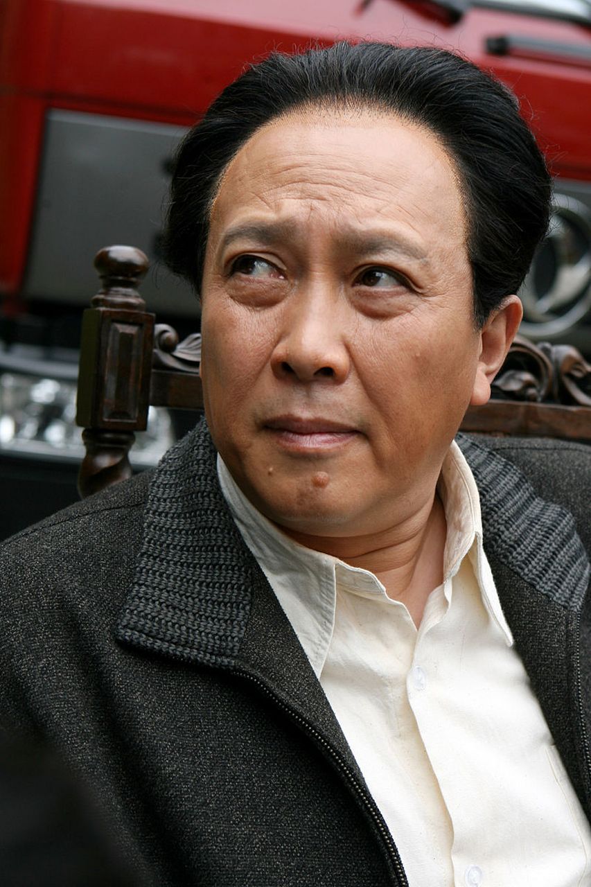 奔着1.5亿投资款,唐国强来到三国剧组.  哪知导演说:孔明啊,一集给你2