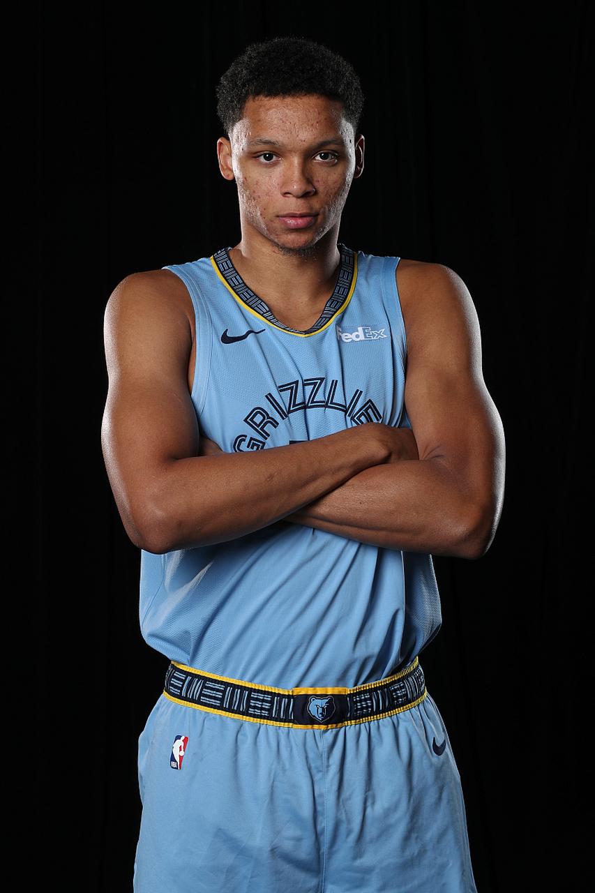 刘易斯生涯有39%的三分球命中率,更难能可贵的是刘易斯可并不仅仅是会