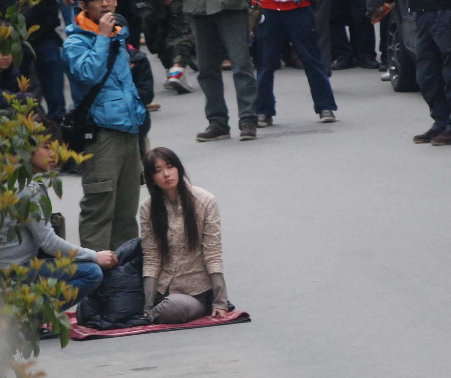 "年轻美女乞讨引争议:漂亮外表背后的真相令人震惊!