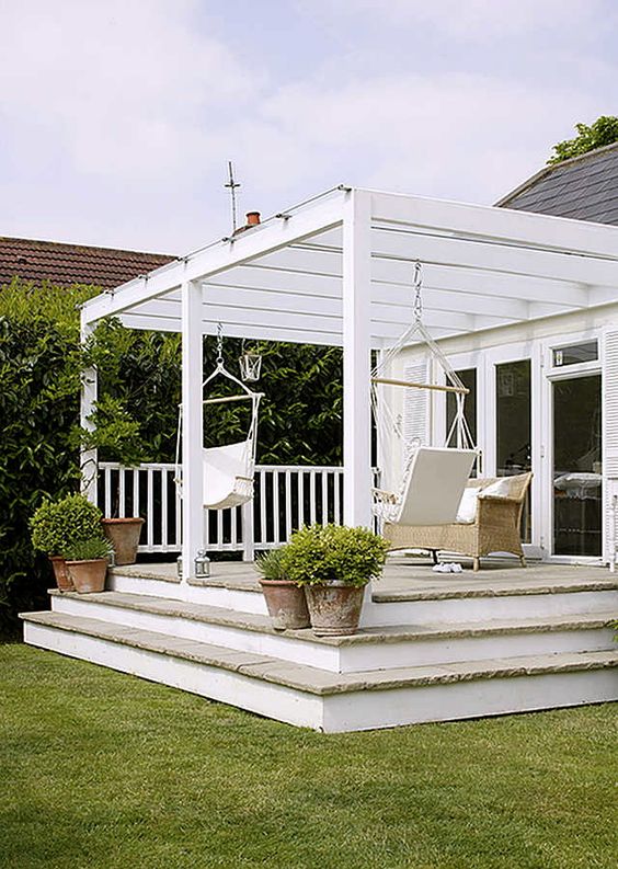 白色廊架搭配绿色草坪,完美的色彩搭配