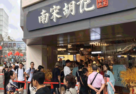 把"西湖爱情故事"做成了糕点!南宋胡记首家旗舰店在西湖边亮相