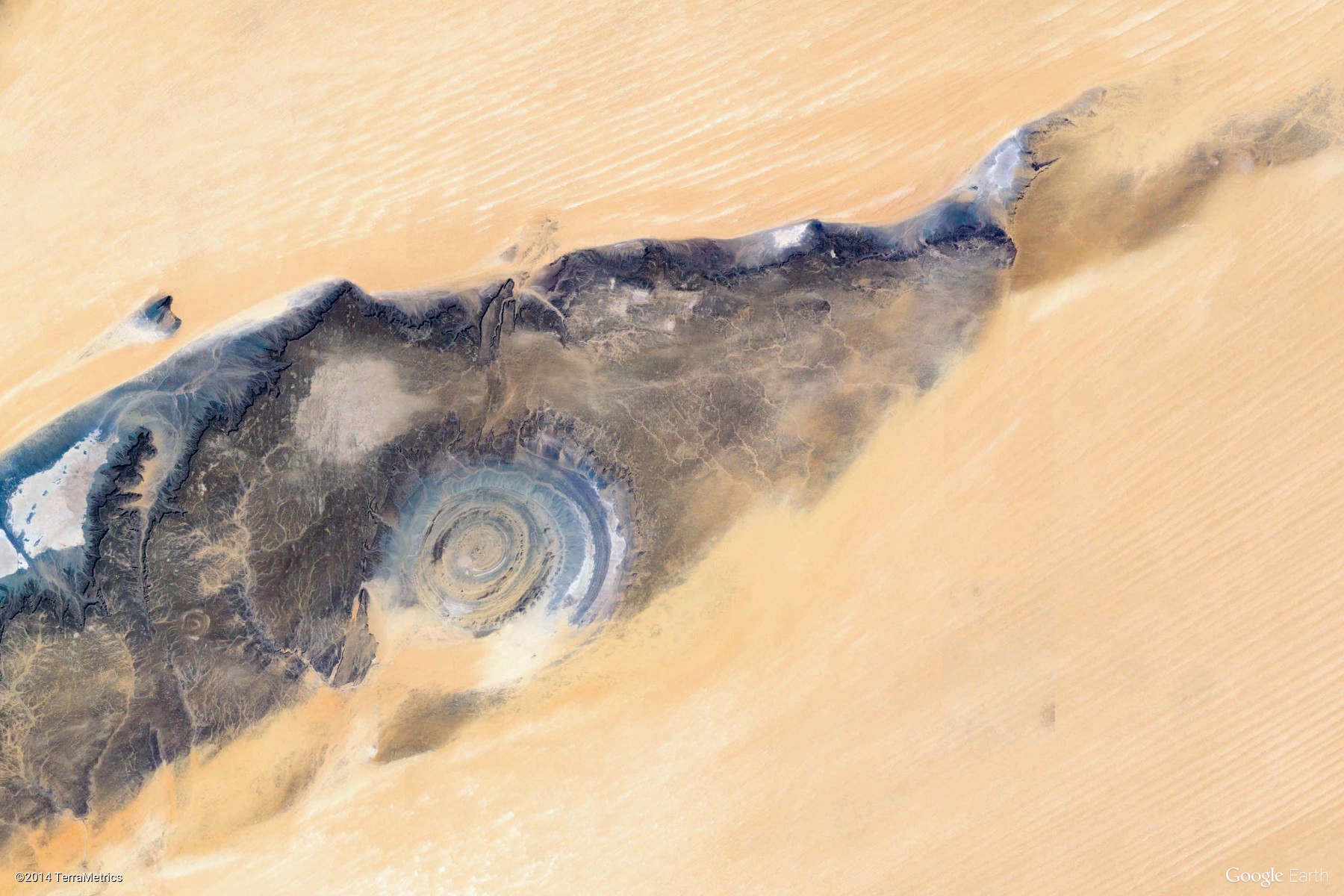 10张来自谷歌地图的卫星照片,非洲的沙漠中,出现一个巨型水池