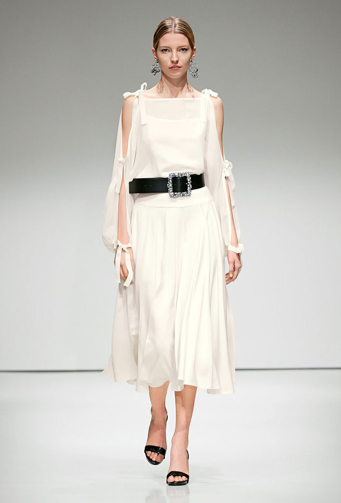 时装秀:魅力造型别出心裁,亮点十足,尽显国际新风范.