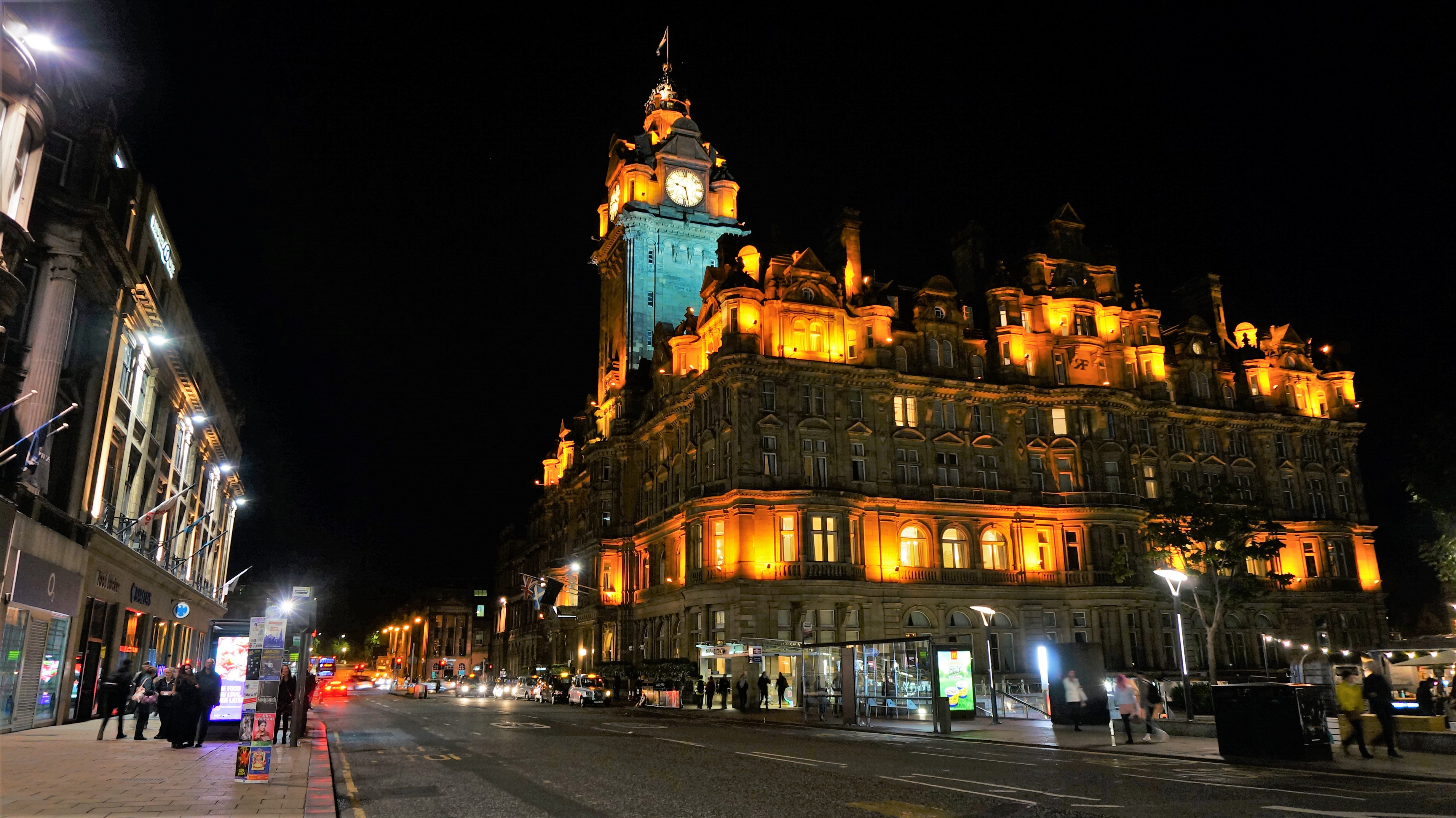 爱丁堡有两个地方仅一街之隔,一个游人趋之若鹜,一个却避之不及