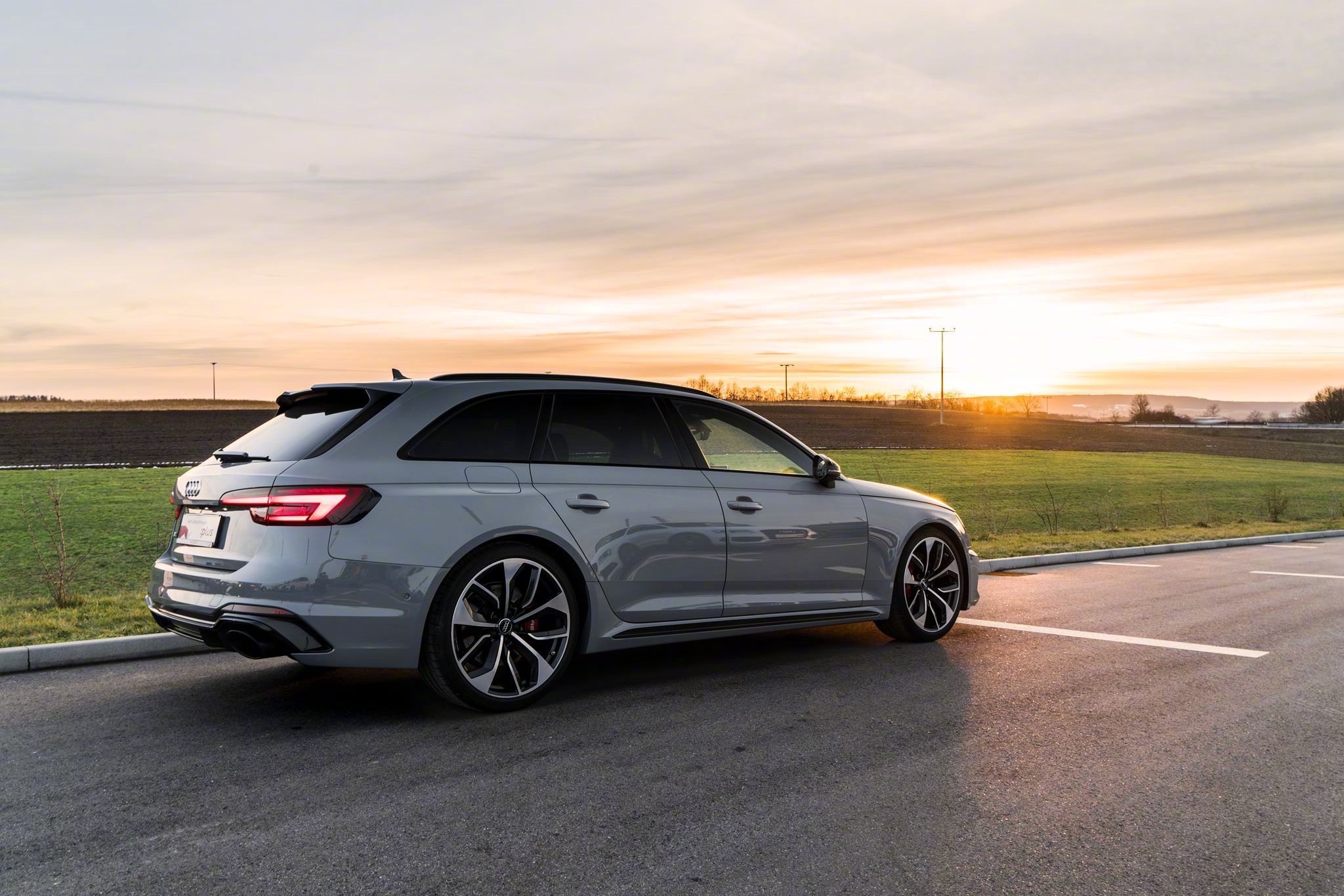 奥迪rs4小一号儿的超级买菜车