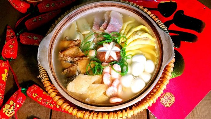 全家福砂锅,是我家年夜饭必备菜肴,砂锅中的食材非常丰富!