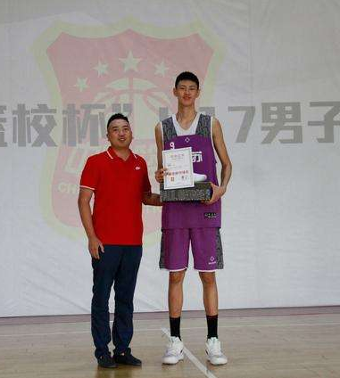男篮教练李楠儿子:17岁高2米11,篮球天赋惊人,未来将为国出战