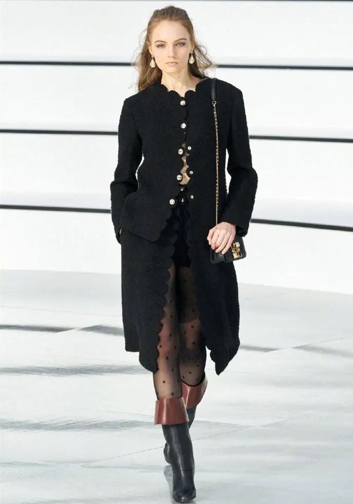 2020香奈儿时装周大赏,非黑即白的经典配色,职场女性标配穿搭