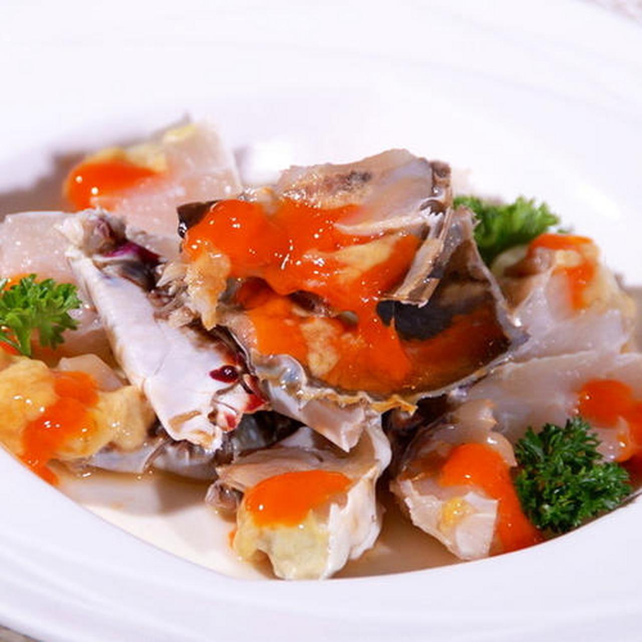 红膏炝蟹是浙江宁波传统的汉族小吃,色彩艳红,鲜咸滑嫩.