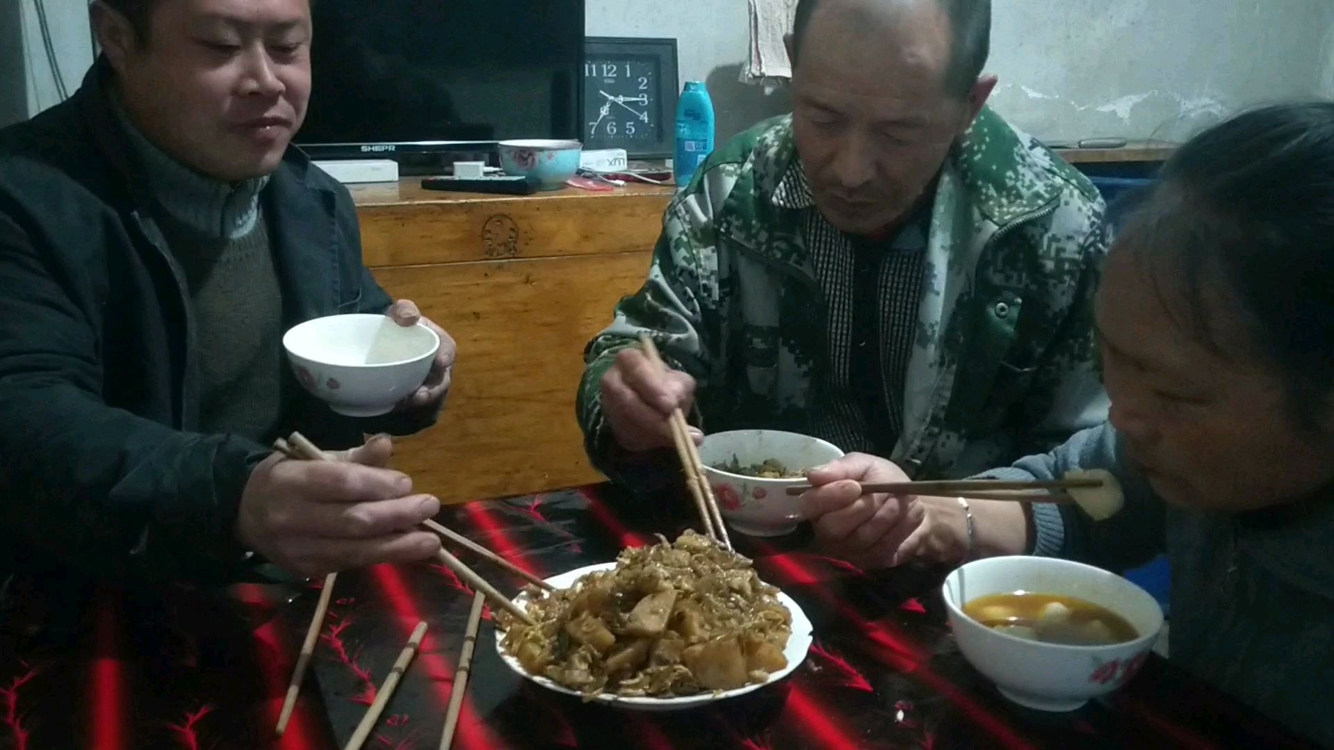 《四川大汤圆》晚饭文妈做汤圆一人一碗,文科一口一个吃的真得劲