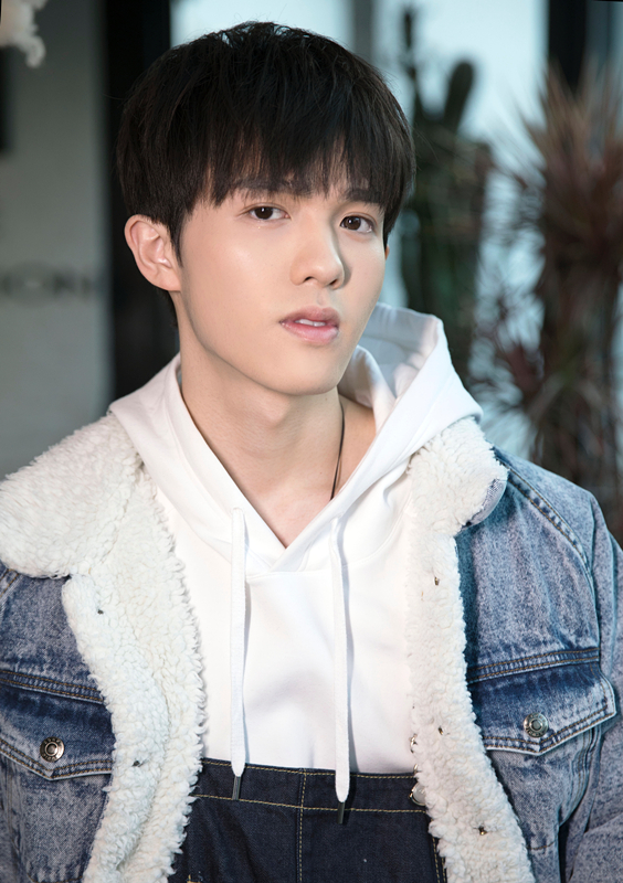 李昊曝时尚牛仔写真大片 颜值爆表气质清新