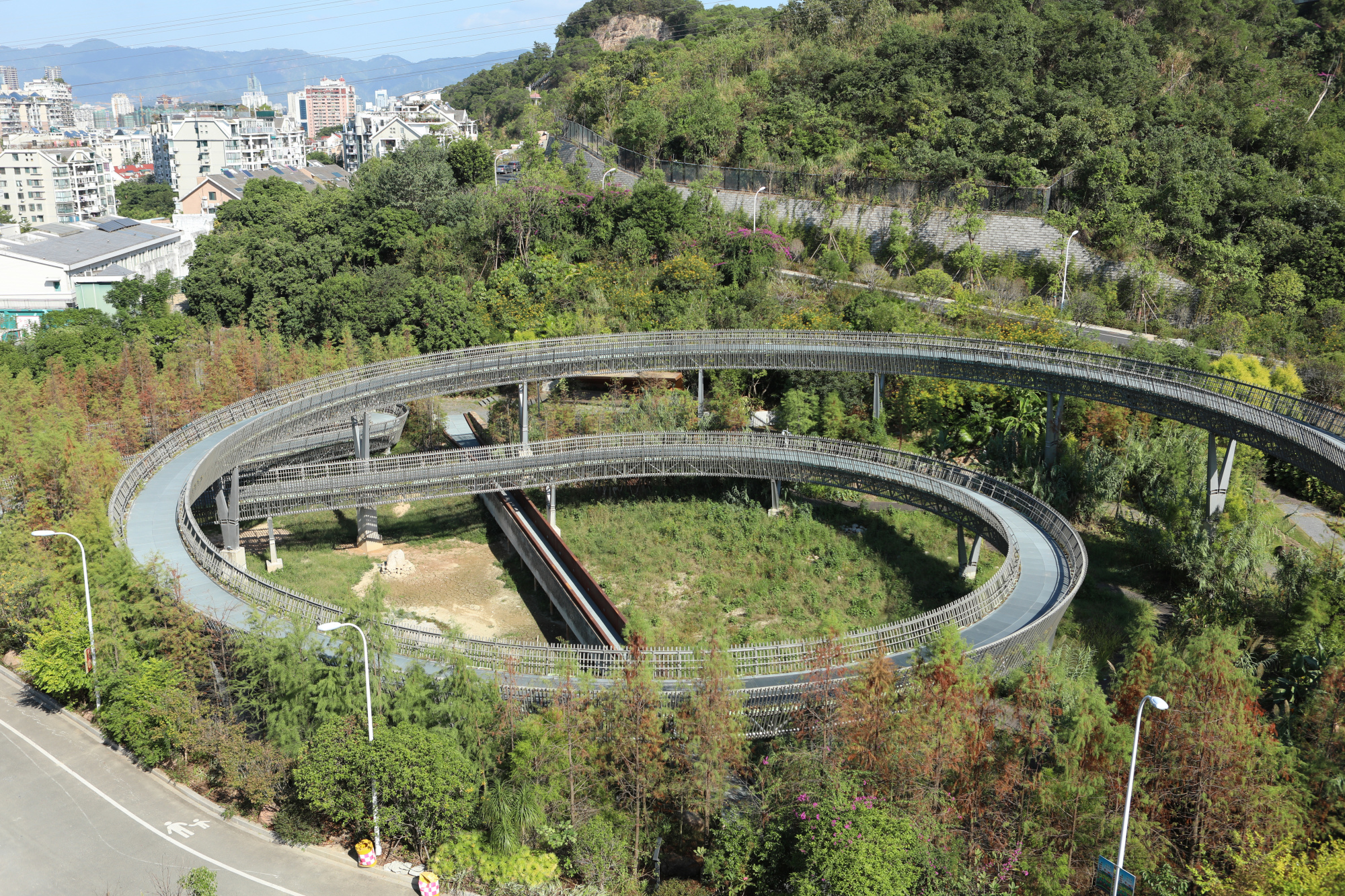 福州有條步道,修建在空中,成為人們休閒,賞景之處