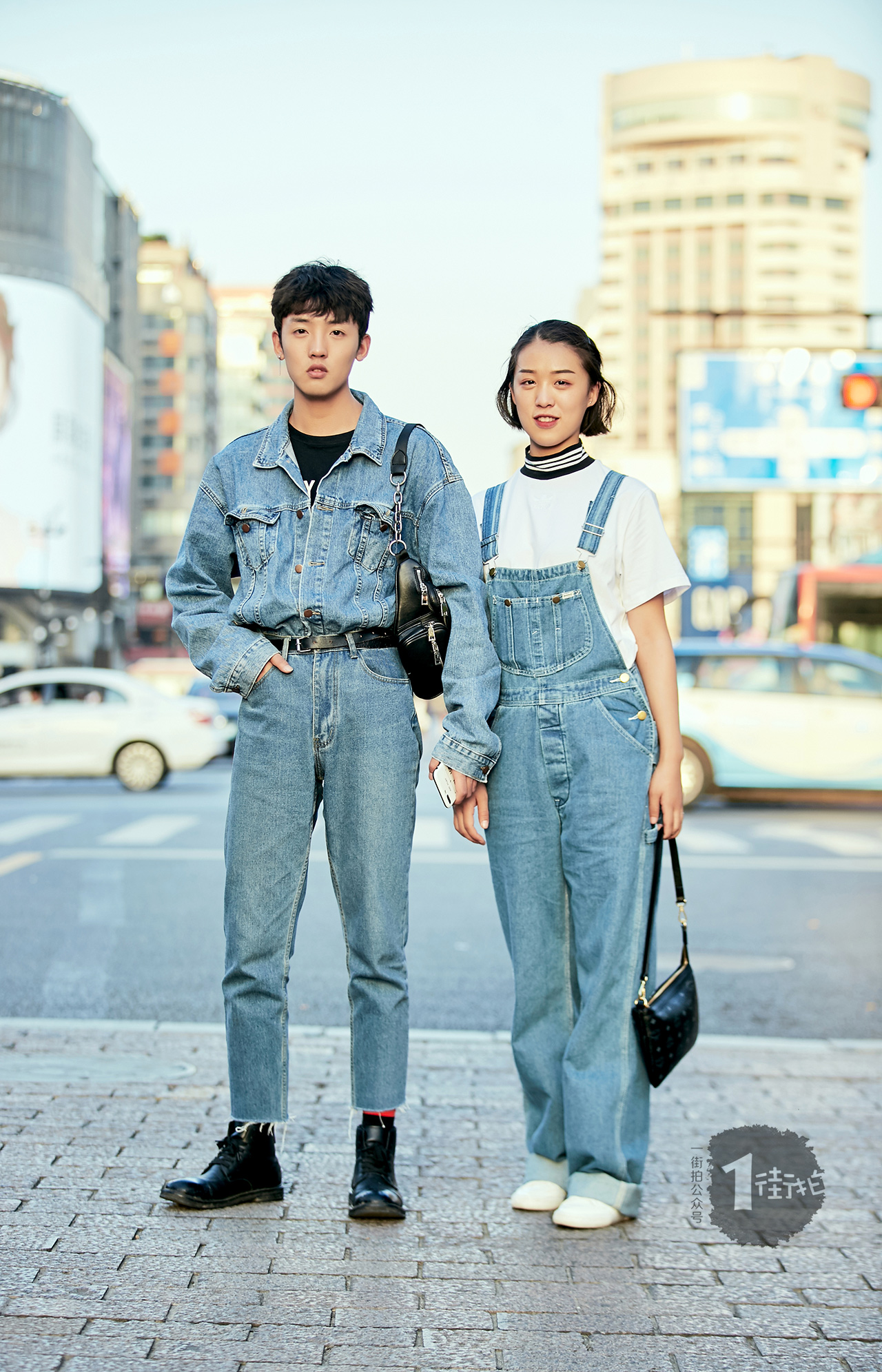 情侣公众场合大胆示爱,身材好,衣品棒,果然帅哥要配美女!