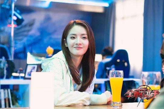 赖雨濛《全职高手》继续热播"叶橙"两人互动超可爱