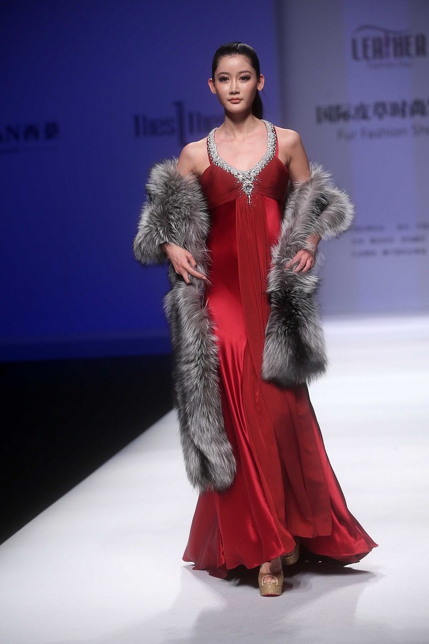 时装秀是一种展示时尚服装和配件的表演,旨在向观众展示当前流行趋势