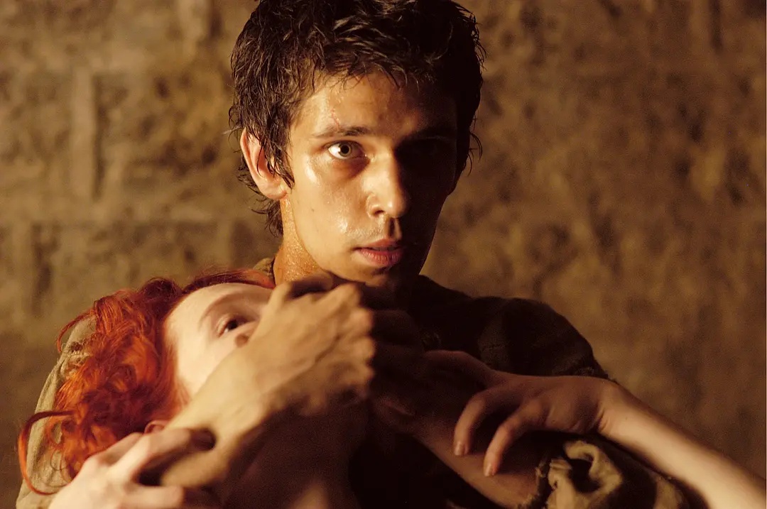 电影《香水》:他用十几位少女的体香,制造出神奇的香水