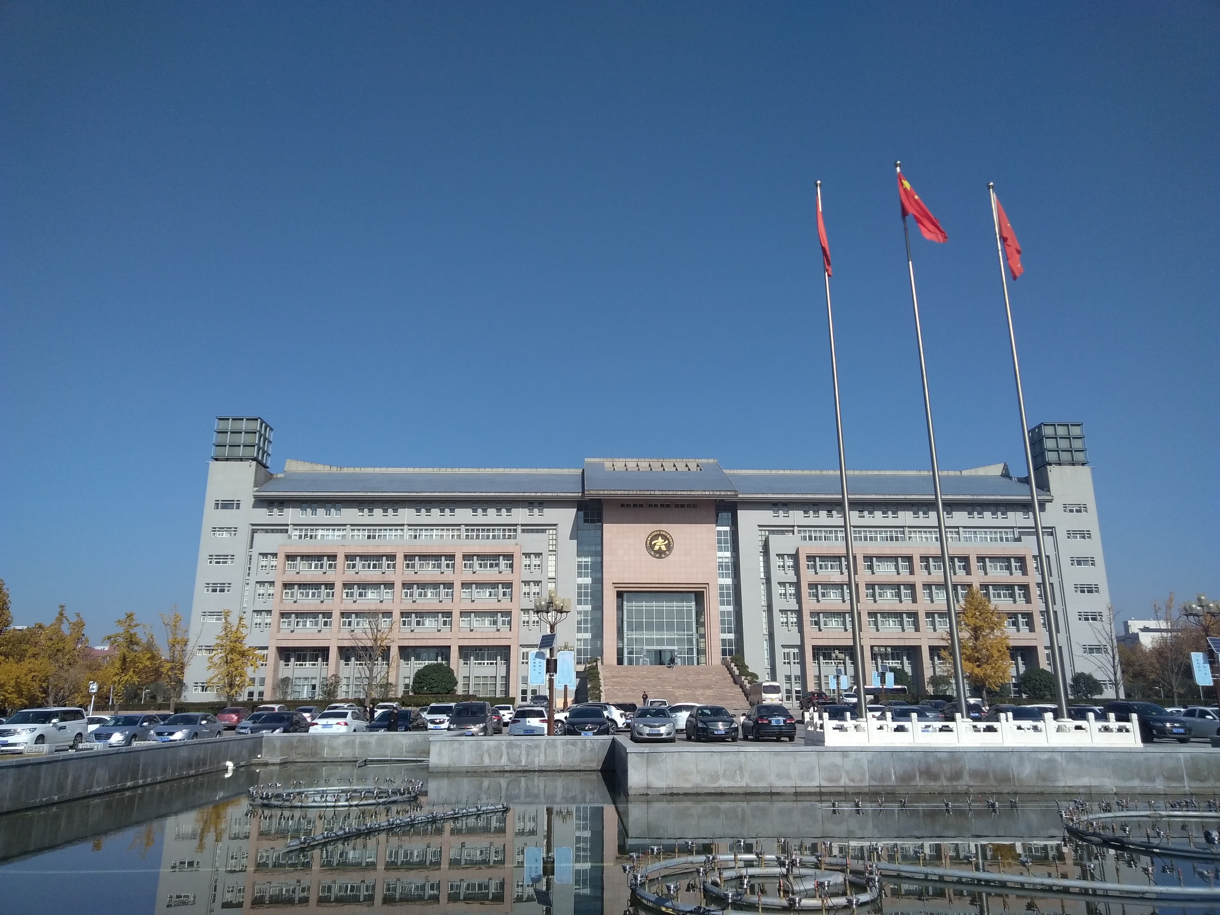 初冬,走近郑州大学行政楼